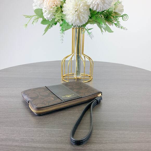 Coach CW854 Corner Zip Wristlet In Signature Canvas With Stripe IN WALNUT BLACK - Picture 3 of 4